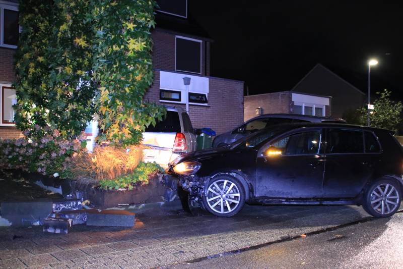 Geparkeerde auto ramt gevel na aanrijding