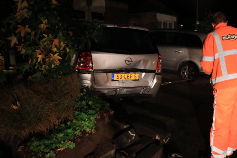 Geparkeerde auto ramt gevel na aanrijding