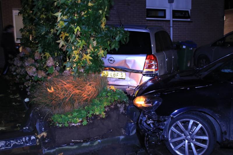 Geparkeerde auto ramt gevel na aanrijding