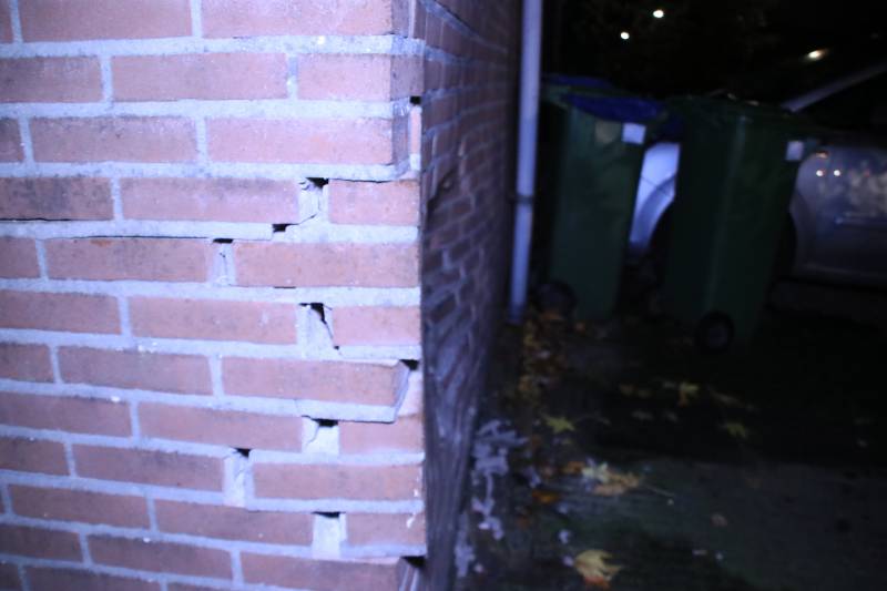 Geparkeerde auto ramt gevel na aanrijding