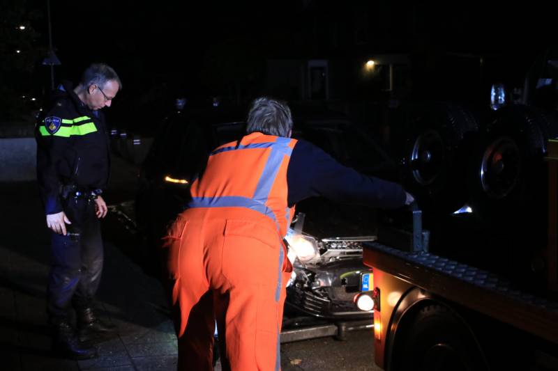 Geparkeerde auto ramt gevel na aanrijding