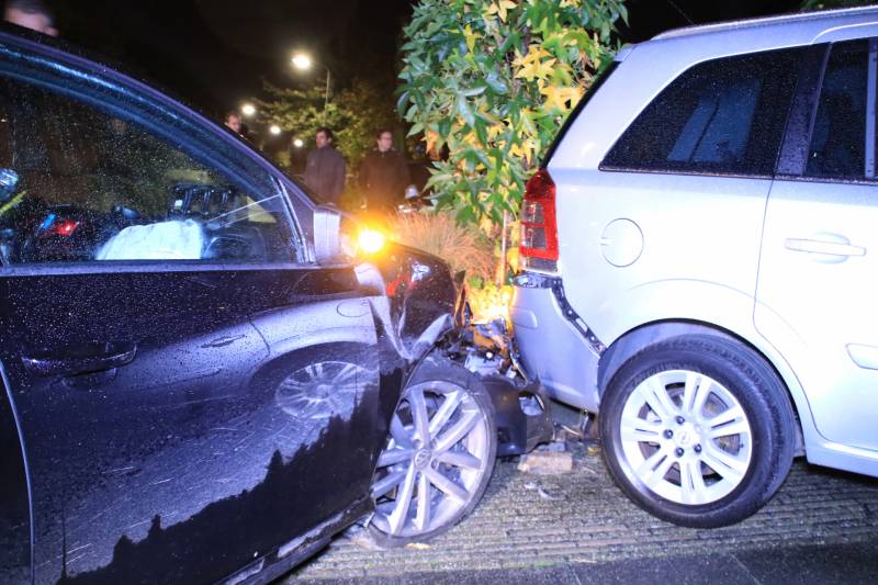 Geparkeerde auto ramt gevel na aanrijding