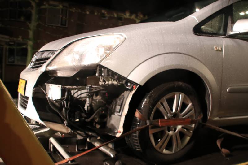 Geparkeerde auto ramt gevel na aanrijding