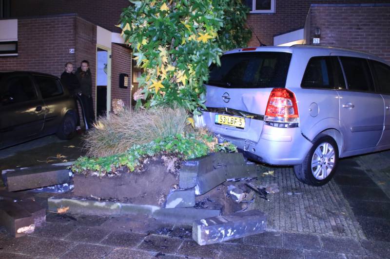 Geparkeerde auto ramt gevel na aanrijding