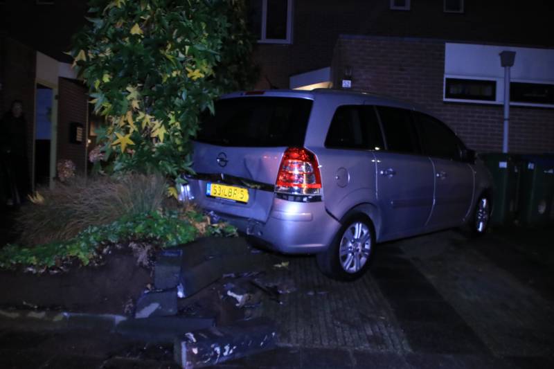 Geparkeerde auto ramt gevel na aanrijding