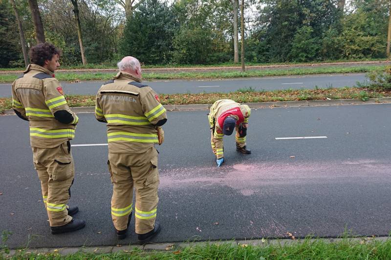 Brandweer onderzoekt roze vloeistof