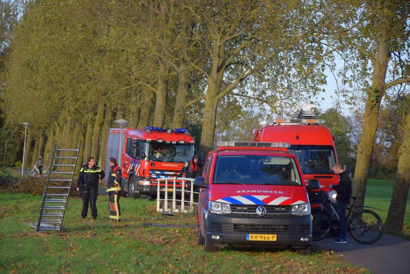 Hulpdiensten redden persoon uit water