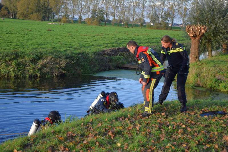 Hulpdiensten redden persoon uit water