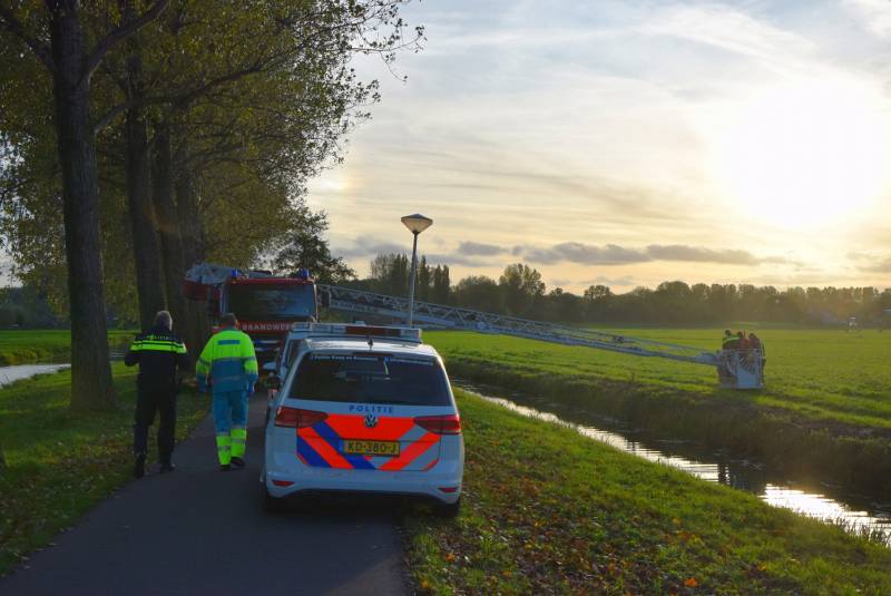 Hulpdiensten redden persoon uit water