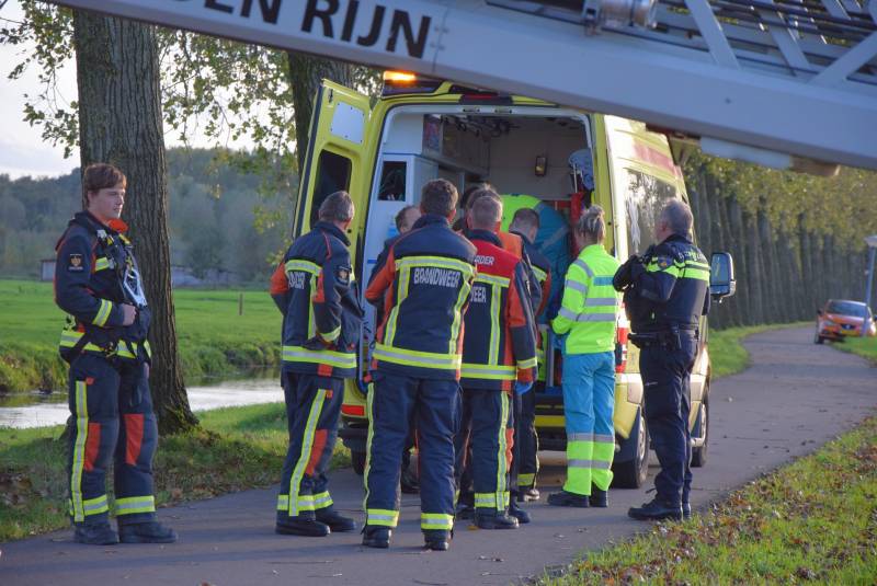 Hulpdiensten redden persoon uit water
