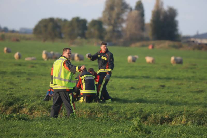 Hulpdiensten redden persoon uit water