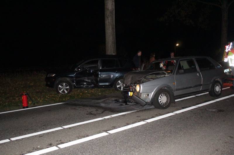 Flinke schade na botsing tussen twee auto's