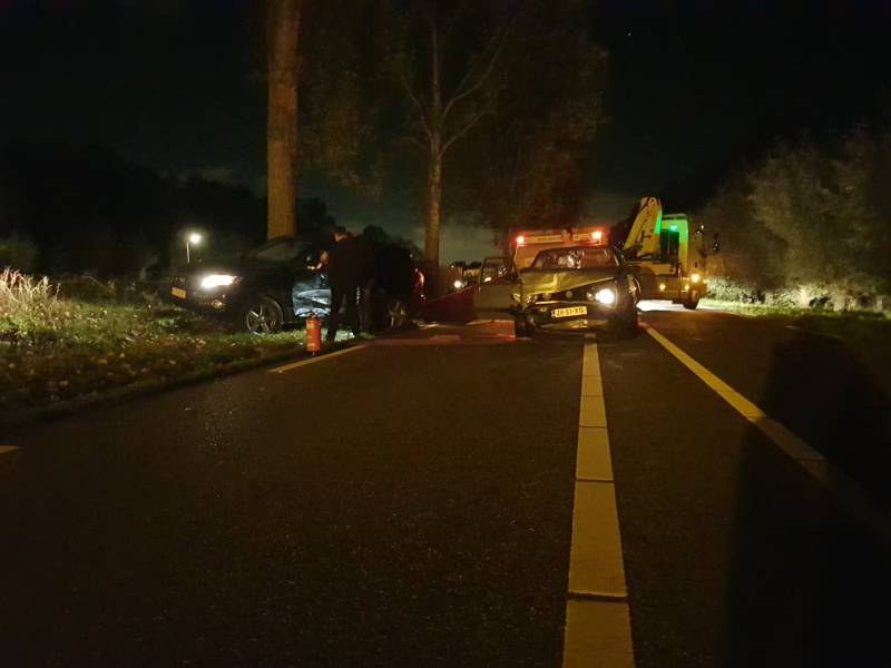 Flinke schade na botsing tussen twee auto's