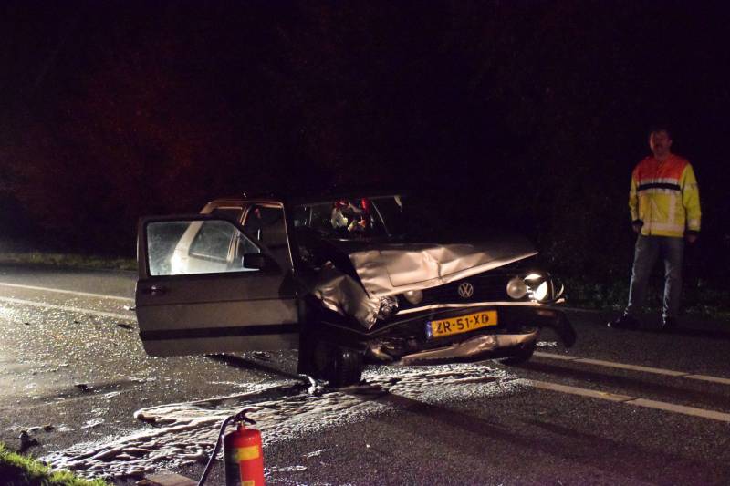 Flinke schade na botsing tussen twee auto's