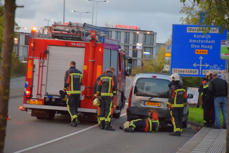 Vrouw met rolstoel uit bestelbusje bevrijd na kop-staart aanrijding