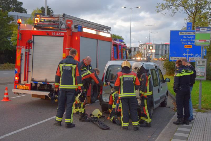 Vrouw met rolstoel uit bestelbusje bevrijd na kop-staart aanrijding