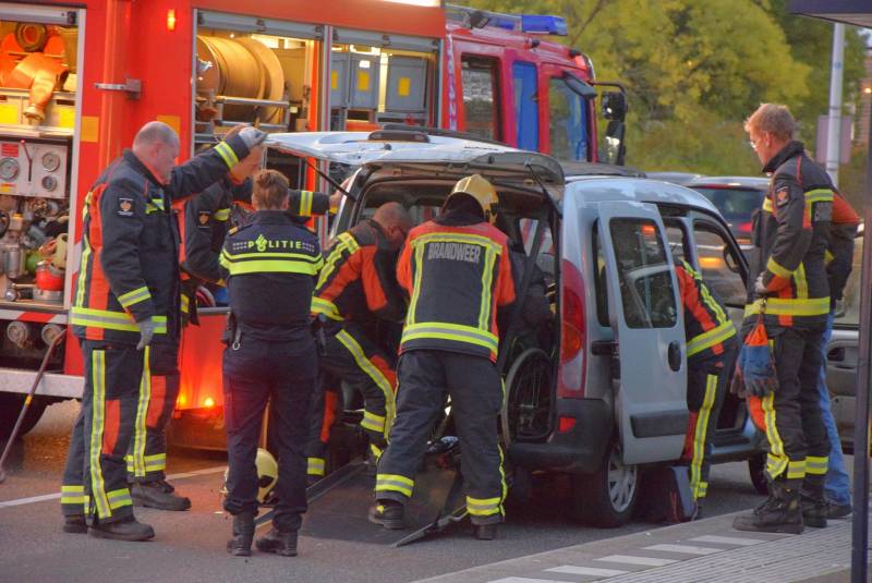 Vrouw met rolstoel uit bestelbusje bevrijd na kop-staart aanrijding