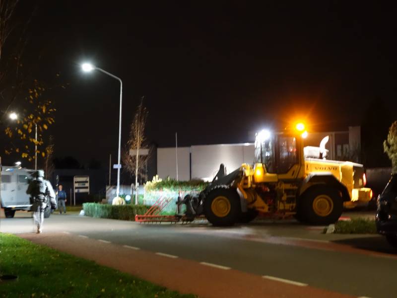 Arrestatieteam valt met zwaar geschut bedrijfspand binnen