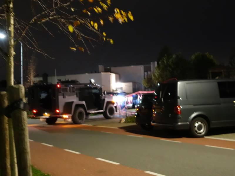 Arrestatieteam valt met zwaar geschut bedrijfspand binnen