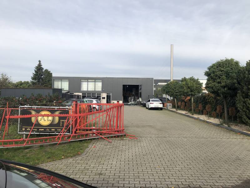 Arrestatieteam valt met zwaar geschut bedrijfspand binnen