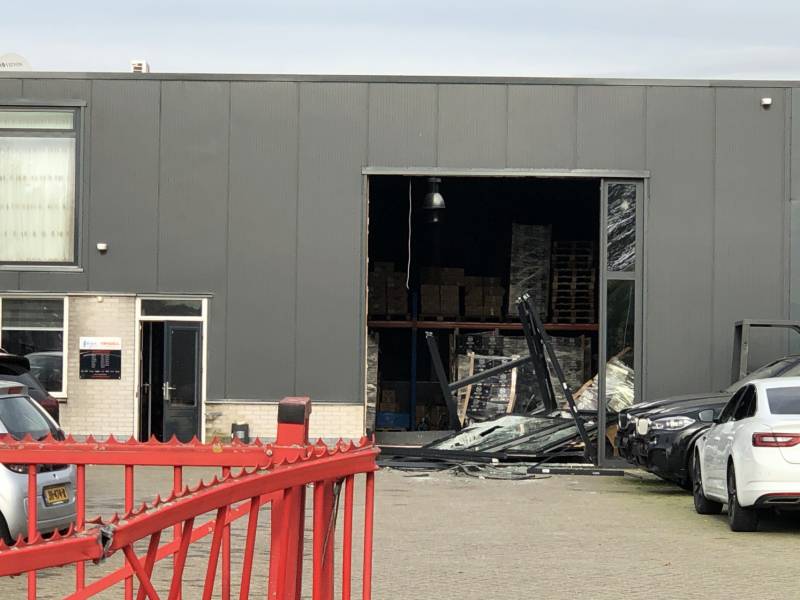 Arrestatieteam valt met zwaar geschut bedrijfspand binnen