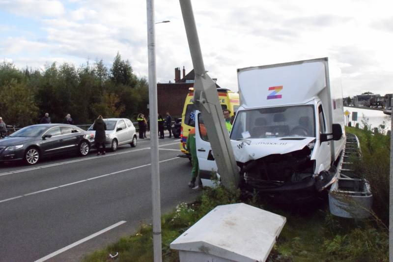 Meerdere voertuigen flink beschadigd bij aanrijding