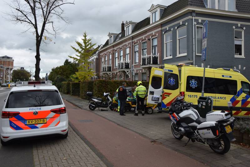 Automobilist ziet scooterrijder over het hoofd