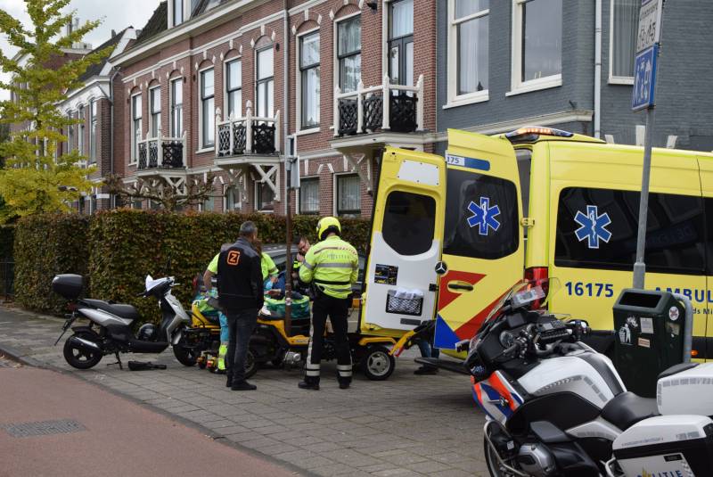 Automobilist ziet scooterrijder over het hoofd