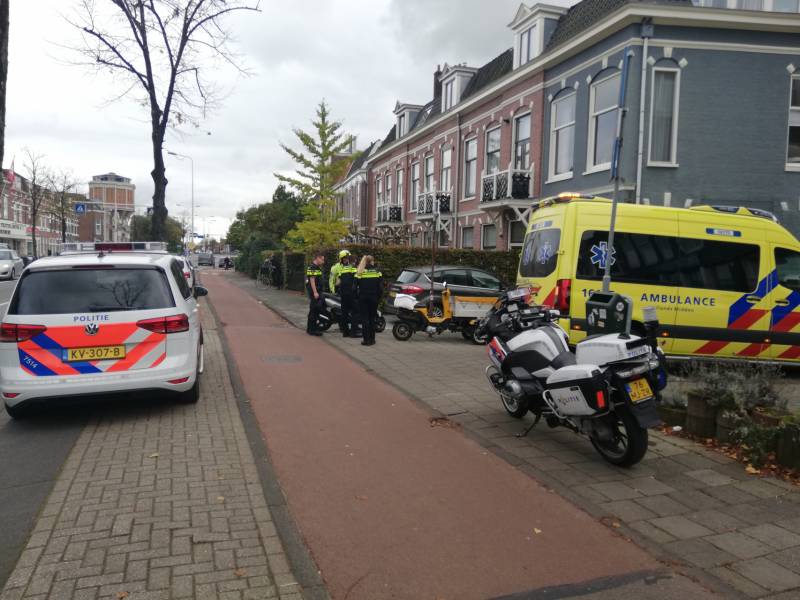 Automobilist ziet scooterrijder over het hoofd