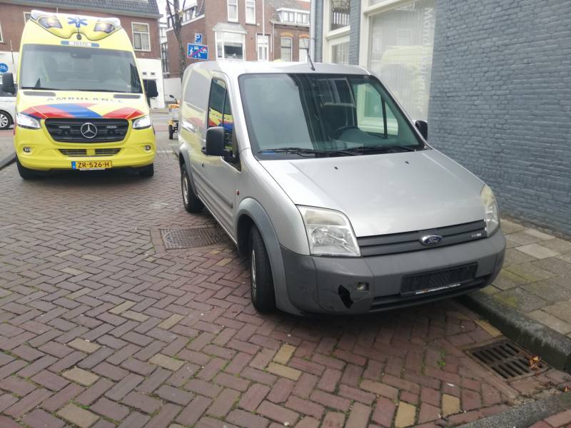 Automobilist ziet scooterrijder over het hoofd