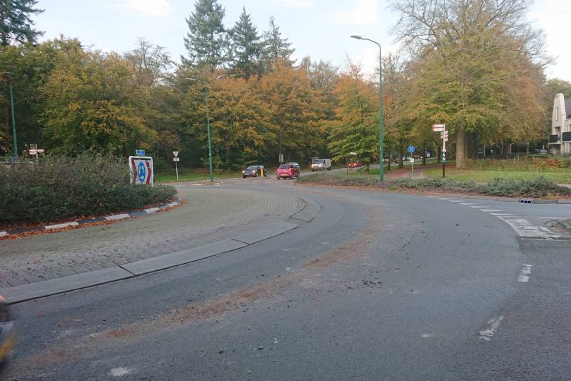 Puin op rotonde zorgt voor verkeersstremming