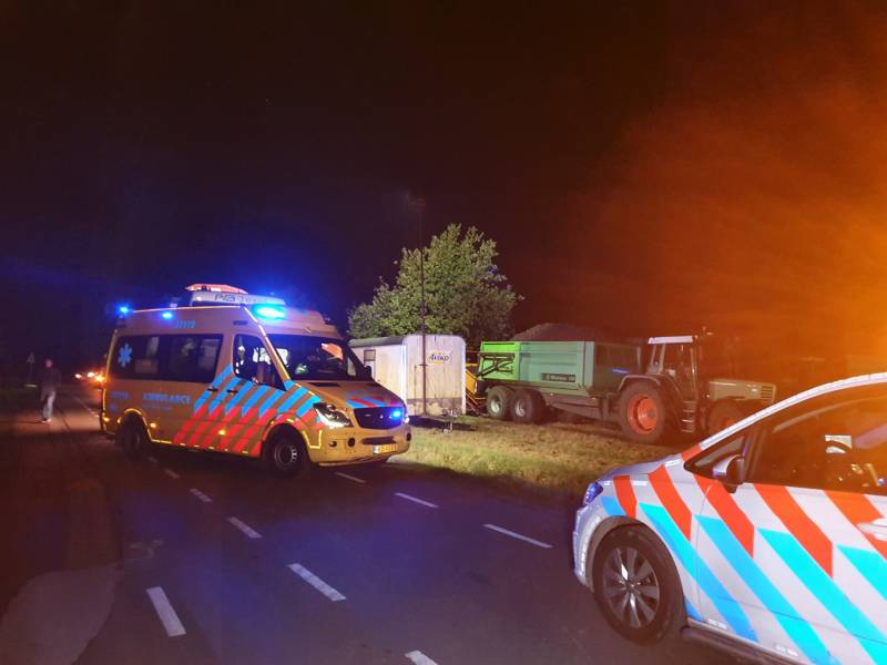 Persoon met hand bekneld in landbouwmachine