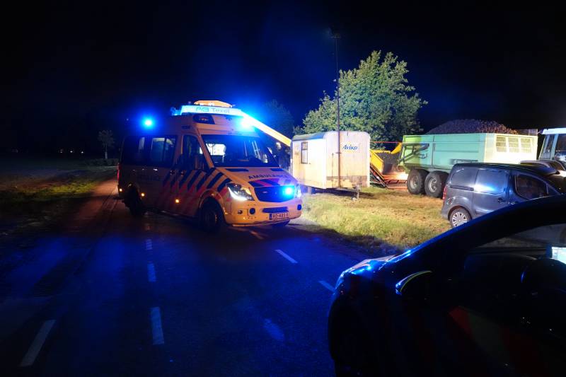 Persoon met hand bekneld in landbouwmachine