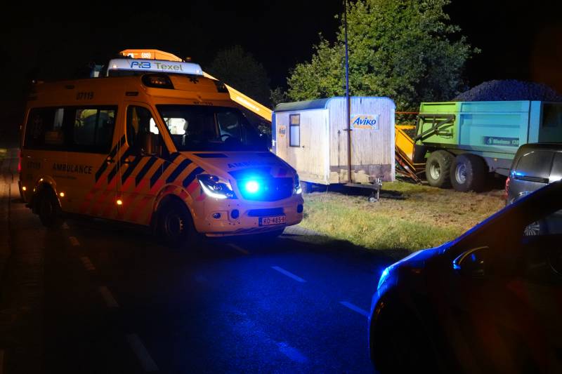 Persoon met hand bekneld in landbouwmachine