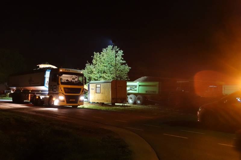 Persoon met hand bekneld in landbouwmachine