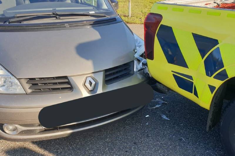 Personenauto botst op voertuig Rijkswaterstaat