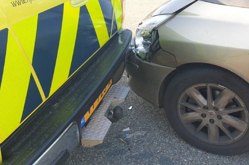 Personenauto botst op voertuig Rijkswaterstaat