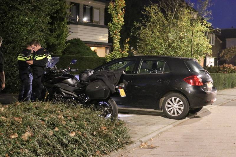 Automobiliste botst op motorrijder