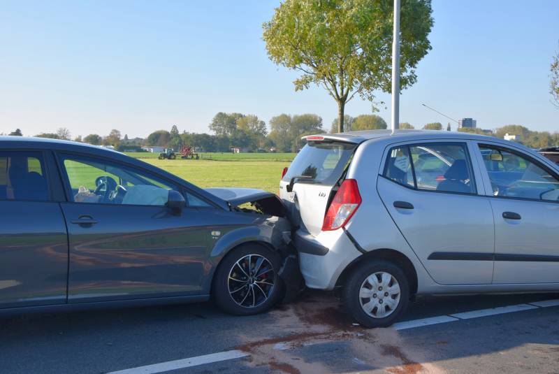 Meerdere auto's beschadigd bij kettingbotsing