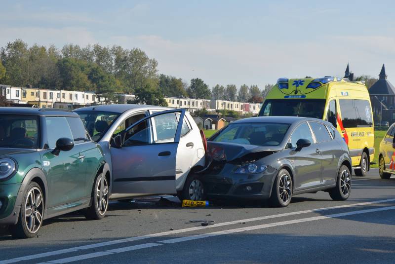 Meerdere auto's beschadigd bij kettingbotsing