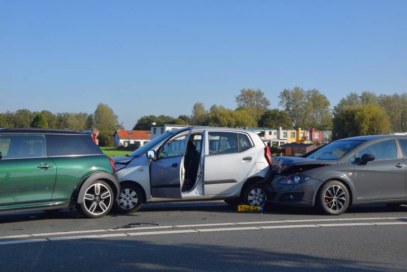 Meerdere auto's beschadigd bij kettingbotsing