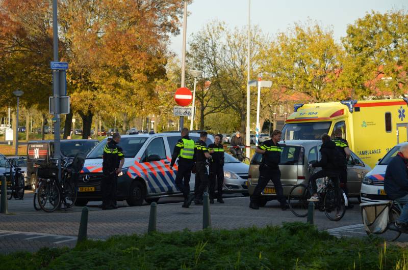 Automobilste rijdt met auto water in