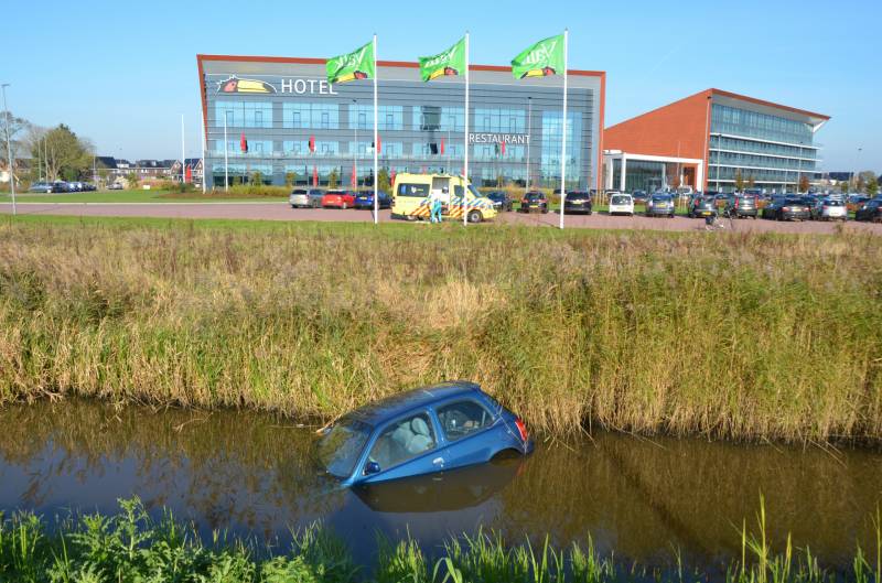 Bestuurder rijdt met auto de sloot in