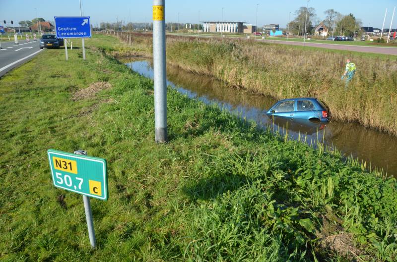 Bestuurder rijdt met auto de sloot in