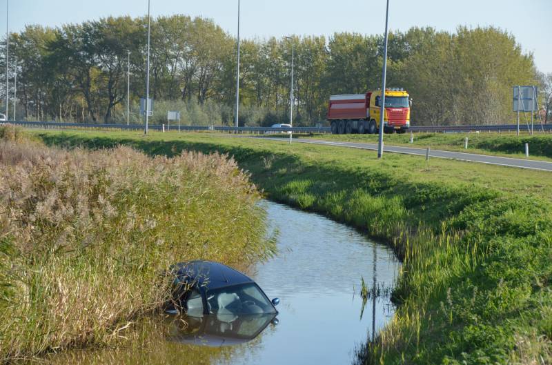 Bestuurder rijdt met auto de sloot in