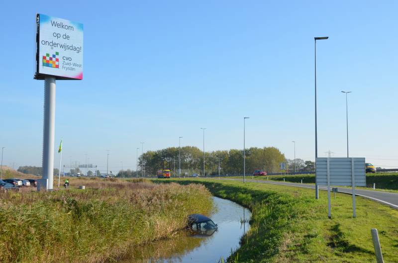 Bestuurder rijdt met auto de sloot in
