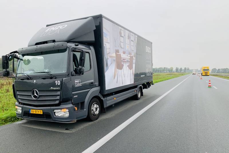 Rijstrook afgesloten na klapband vrachtwagen