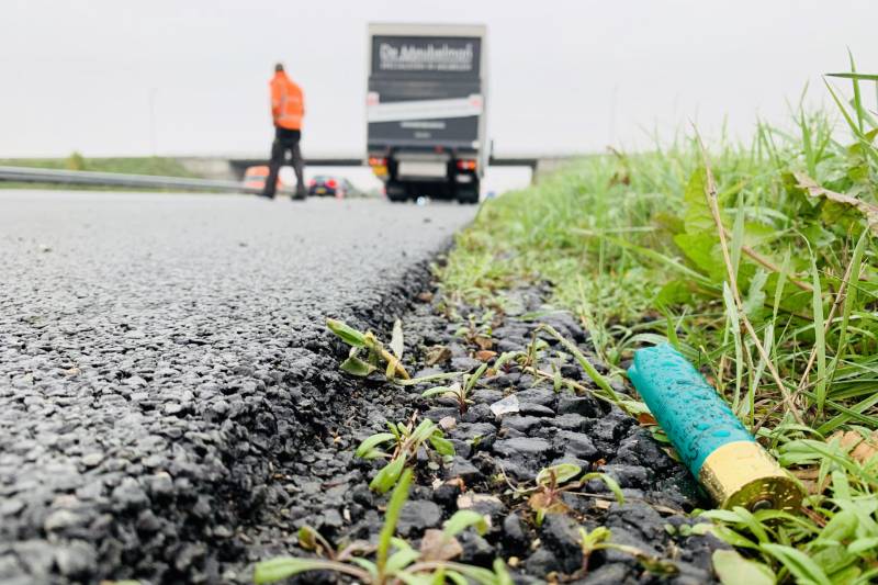 Rijstrook afgesloten na klapband vrachtwagen
