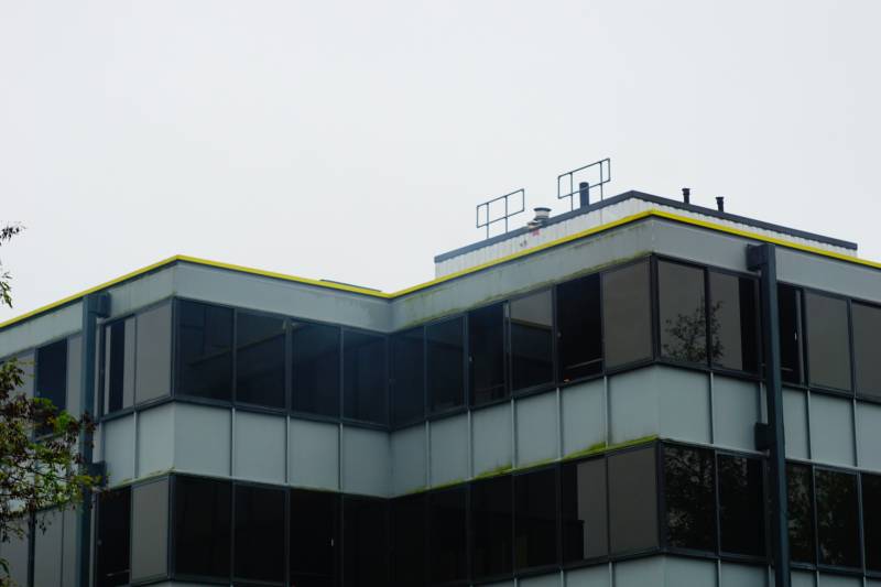 Veel rook uit leegstaand kantoorpand