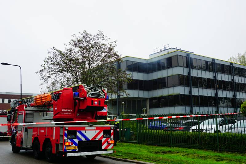 Veel rook uit leegstaand kantoorpand